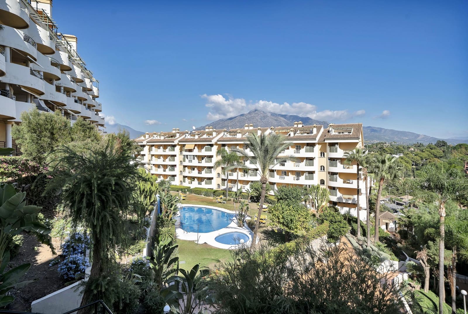 2 slaapkamer Appartement te koop in Nueva Andalucia met zwembad garage - € 500.000 (Ref: 10173875)