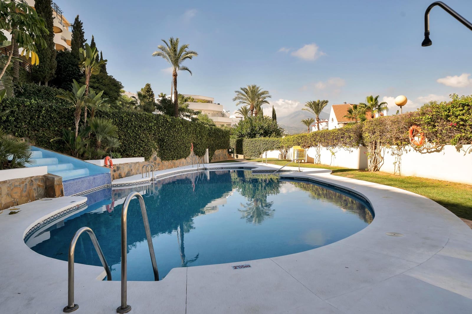 2 slaapkamer Appartement te koop in Nueva Andalucia met zwembad garage - € 500.000 (Ref: 10173875)