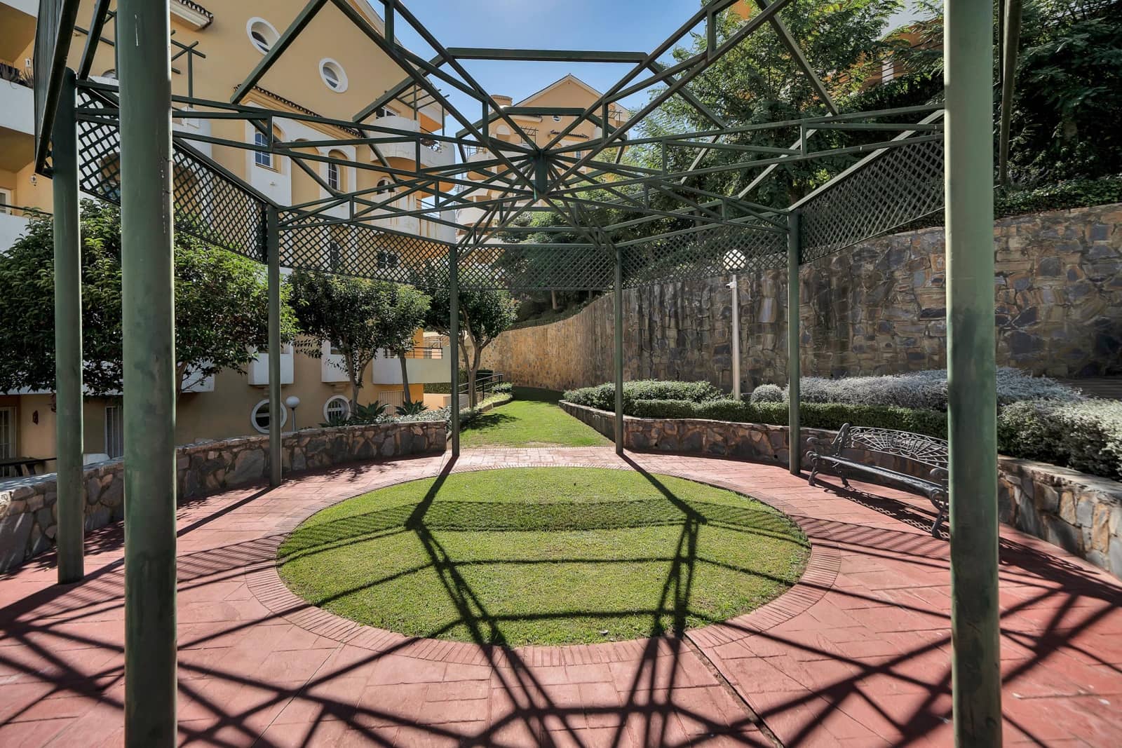 2 slaapkamer Appartement te koop in Nueva Andalucia met zwembad garage - € 500.000 (Ref: 10173875)