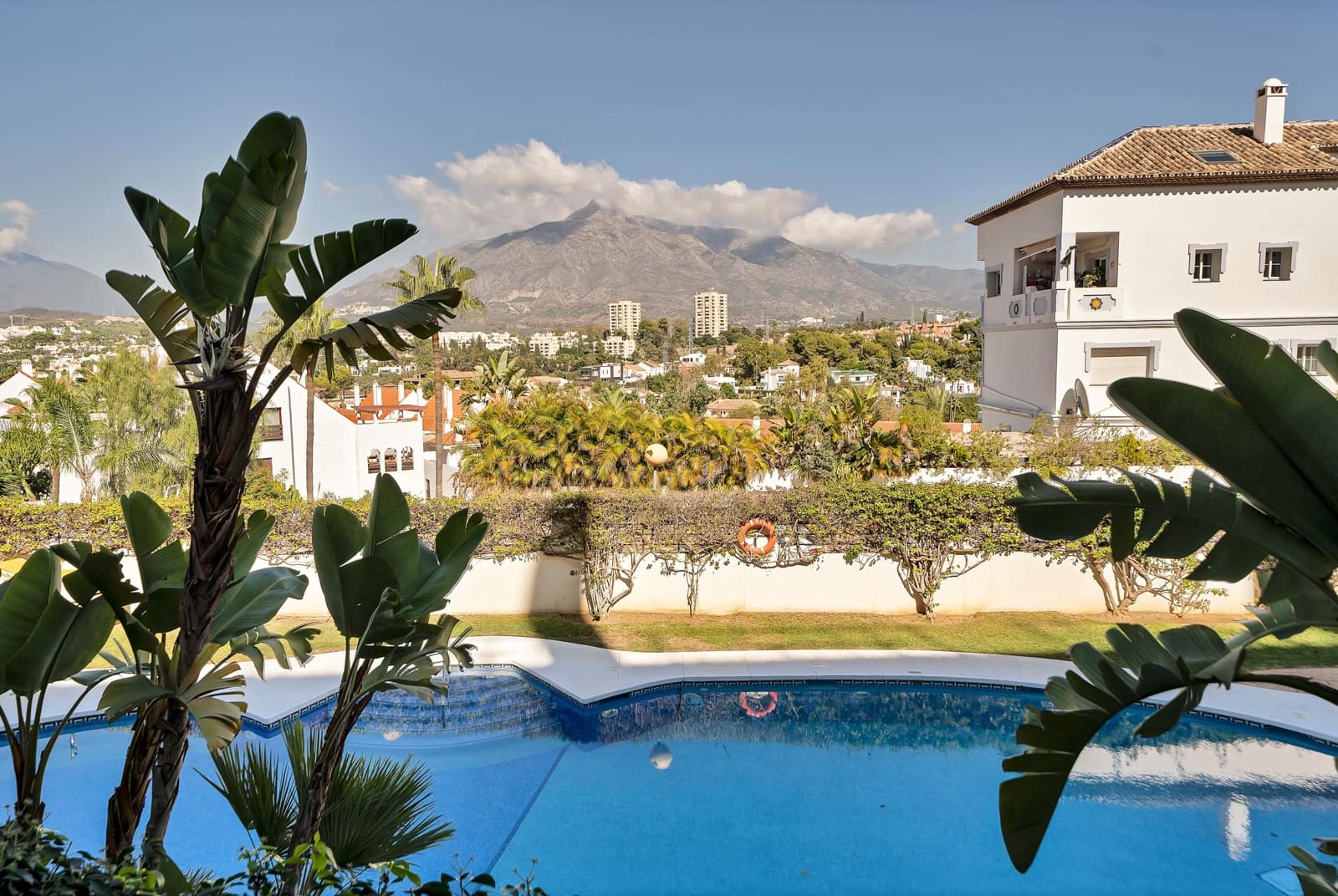 2 slaapkamer Appartement te koop in Nueva Andalucia met zwembad garage - € 500.000 (Ref: 10173875)