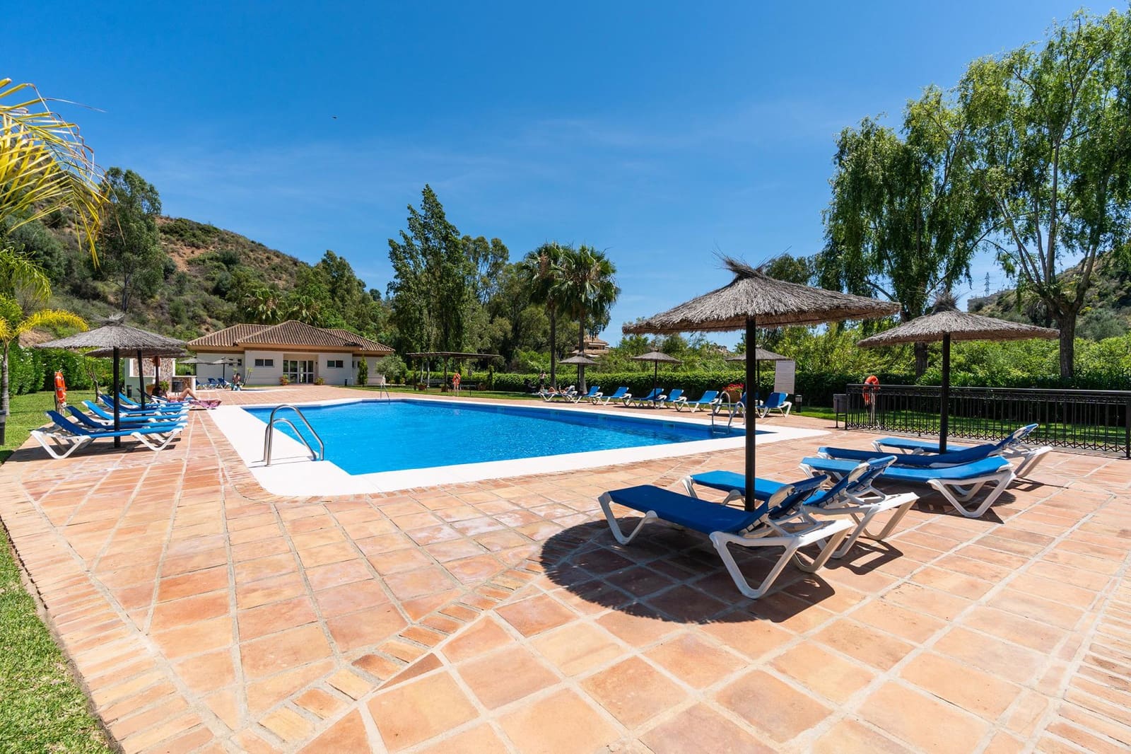 2 sovrum Lägenhet att hyra i Marbella med pool - 1 800 € (Ref: 8344975)