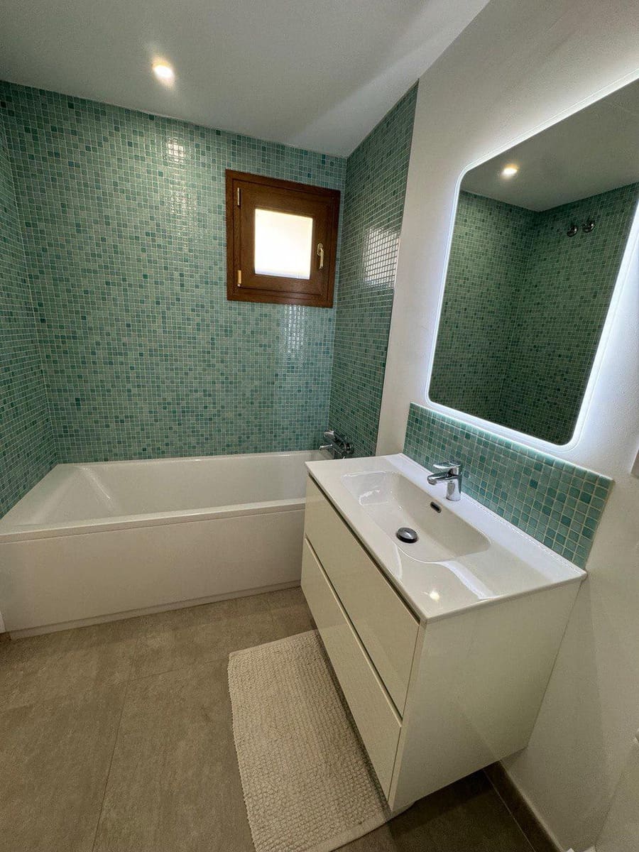 3 bedroom Apartment for rent in Marbella with pool - € 3,000 (Ref: 8584417)