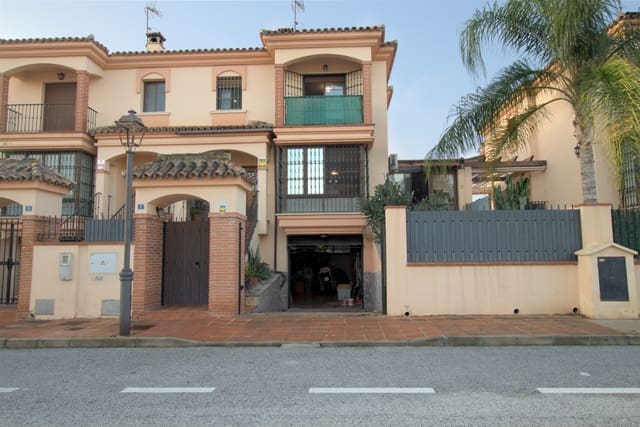 3 soveværelse Rækkehus til salg i Alhaurín de la Torre med swimmingpool - € 525.000 (Ref: 8781769)