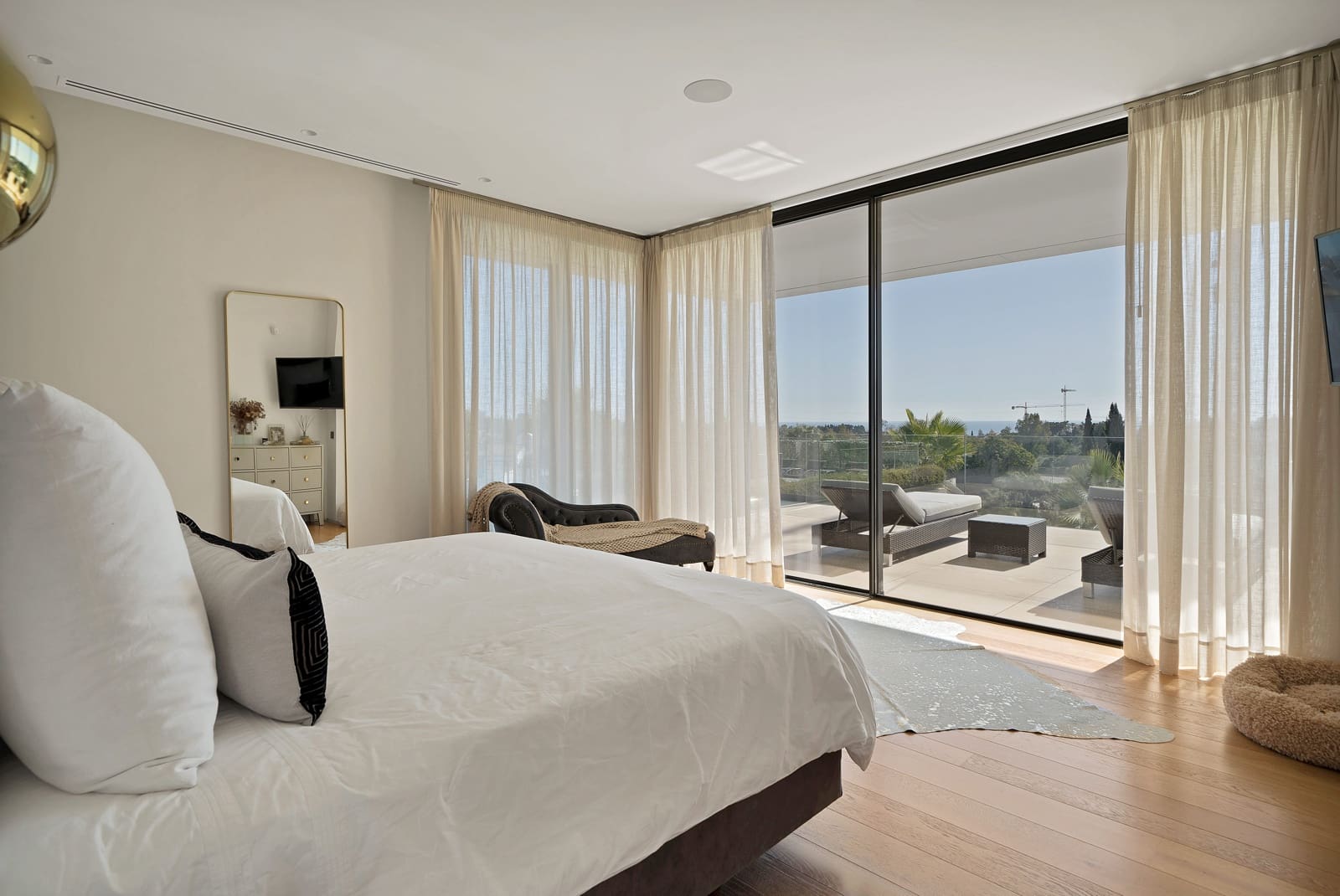 6 bedroom Villa for sale in Marbella with pool - € 6,850,000 (Ref: 8834698)