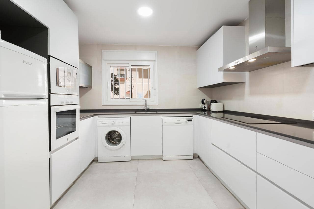 2 soverom Leilighet til leie i Estepona med svømmebasseng - € 2 300 (Ref: 8881516)