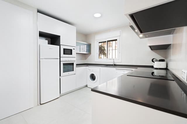 Apartamento de 2 habitaciones en Estepona en alquiler con piscina - 2.300 € (Ref: 8881516)