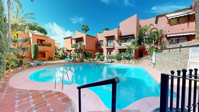 3 soveværelse Lejlighed til salg i Santa María, Marbella med swimmingpool - € 590.000 (Ref: 8896900)