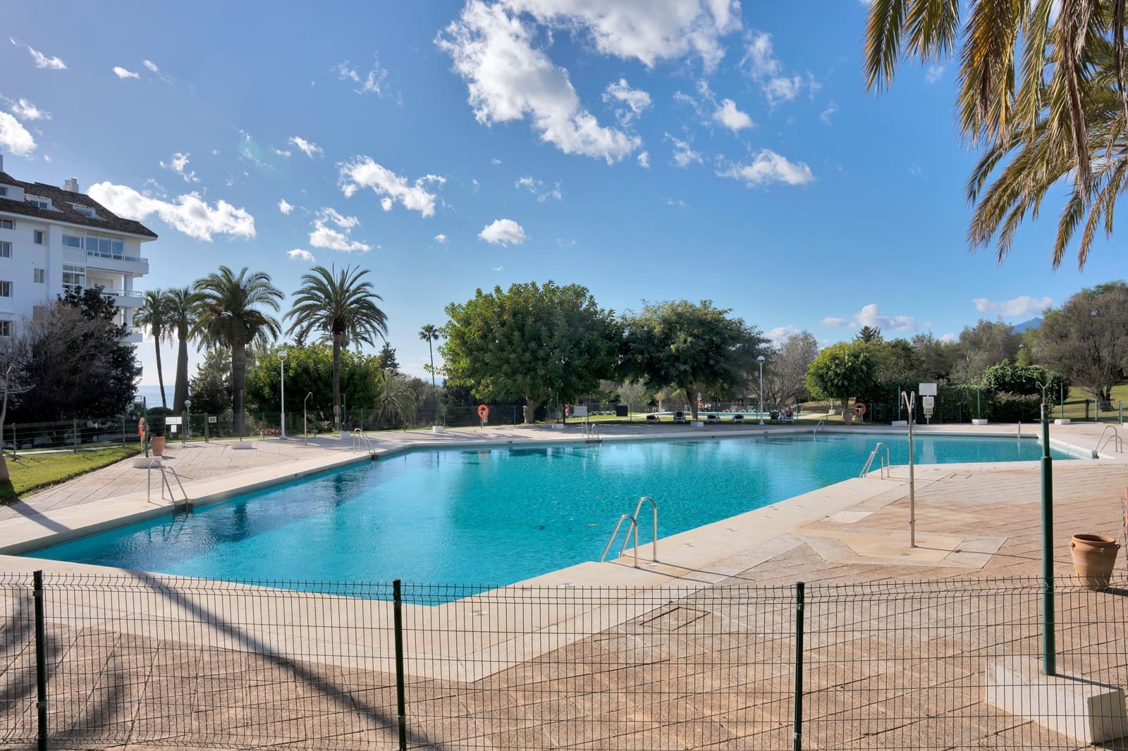 2 soveværelse Lejlighed til leje i Rio Real med swimmingpool - € 2.200 (Ref: 8954377)