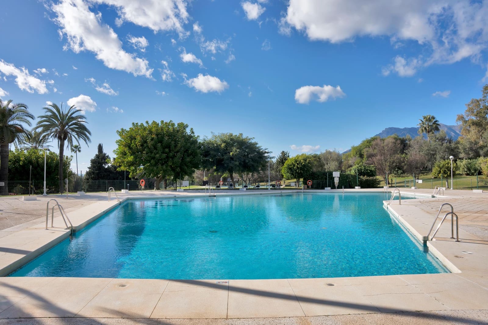 2 soveværelse Lejlighed til leje i Rio Real med swimmingpool - € 2.200 (Ref: 8954377)