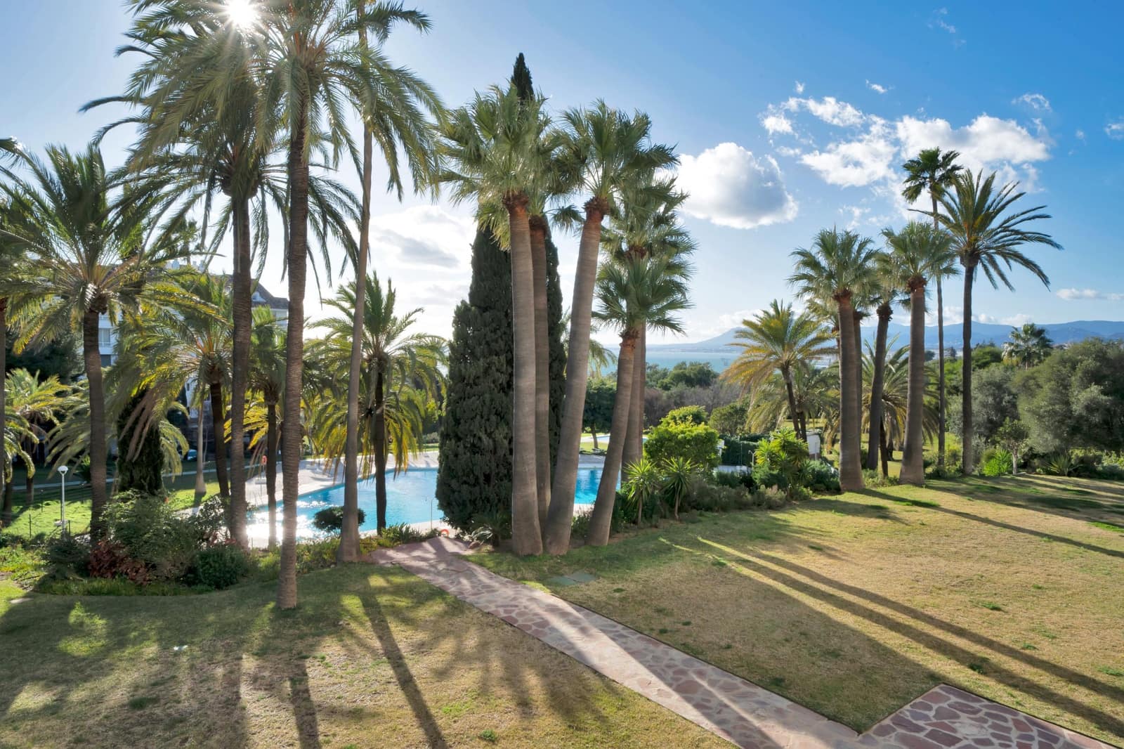 2 soveværelse Lejlighed til leje i Rio Real med swimmingpool - € 2.200 (Ref: 8954377)