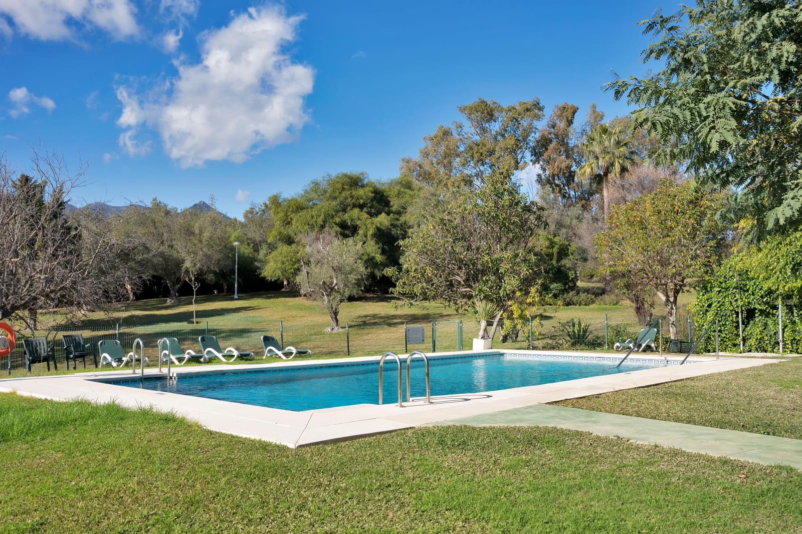 2 soveværelse Lejlighed til leje i Rio Real med swimmingpool - € 2.200 (Ref: 8954377)