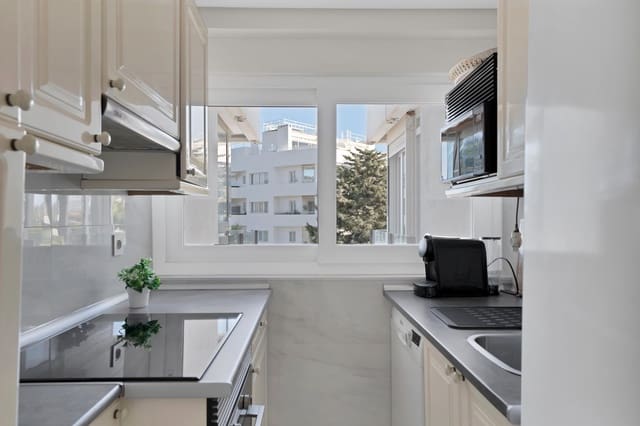 Appartement de 2 chambres à louer à Río Real, Marbella avec piscine garage - 2 400 € (Ref: 8954377)