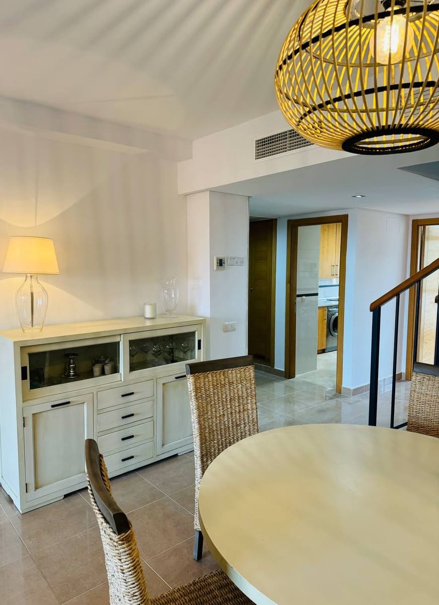 3 soveværelse Penthouse til leje i Estepona med swimmingpool - € 2.500 (Ref: 9065032)