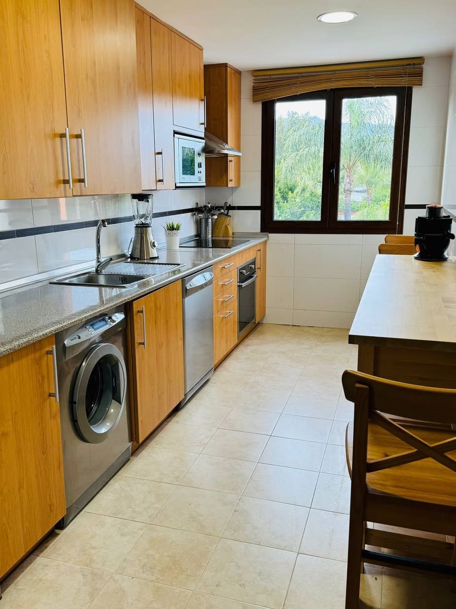 3 soveværelse Penthouse til leje i Estepona med swimmingpool - € 2.500 (Ref: 9065032)