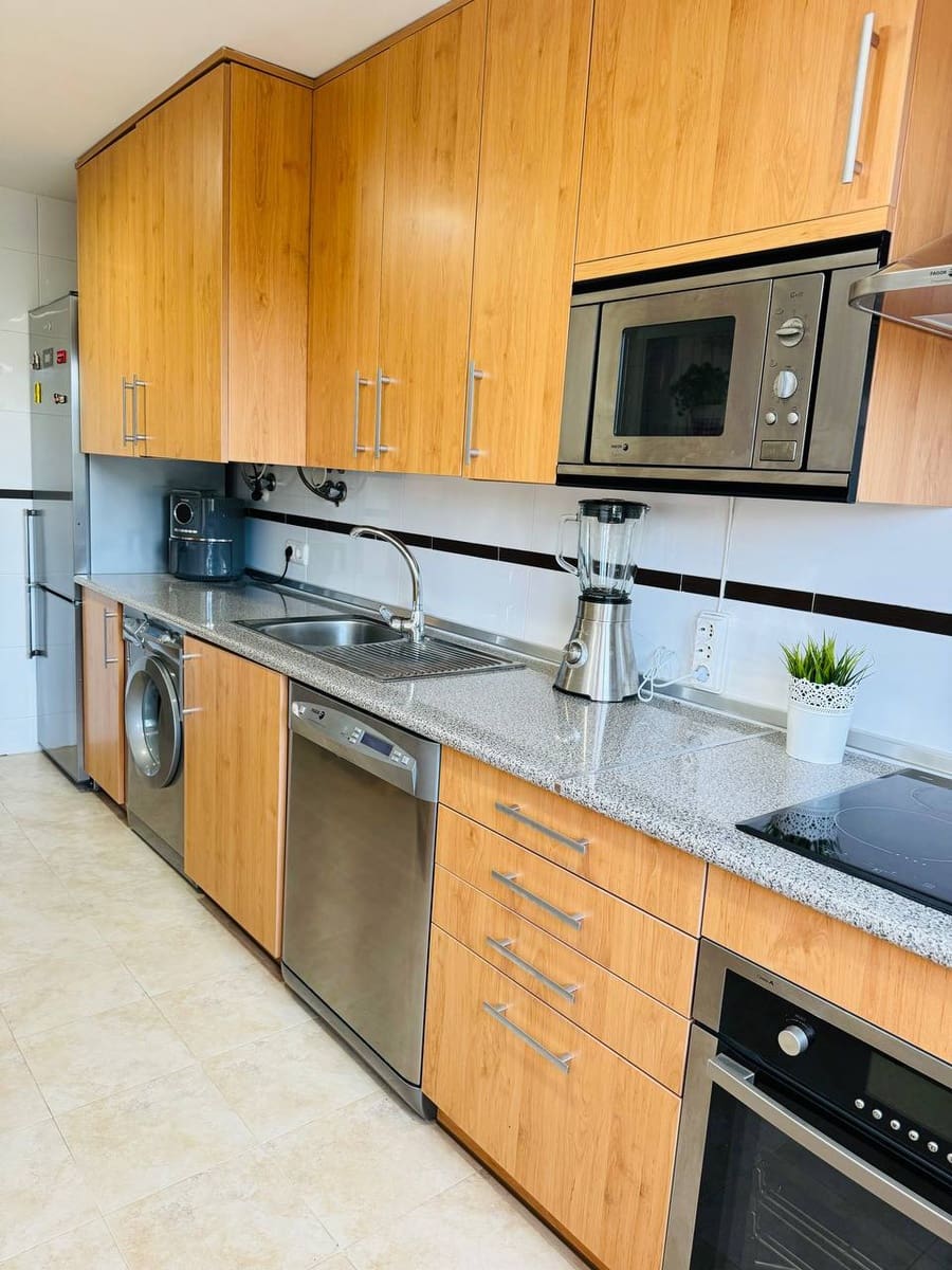 3 soveværelse Penthouse til leje i Estepona med swimmingpool - € 2.500 (Ref: 9065032)