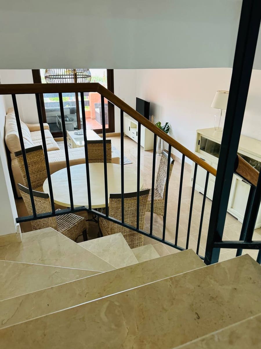 3 soveværelse Penthouse til leje i Estepona med swimmingpool - € 2.500 (Ref: 9065032)