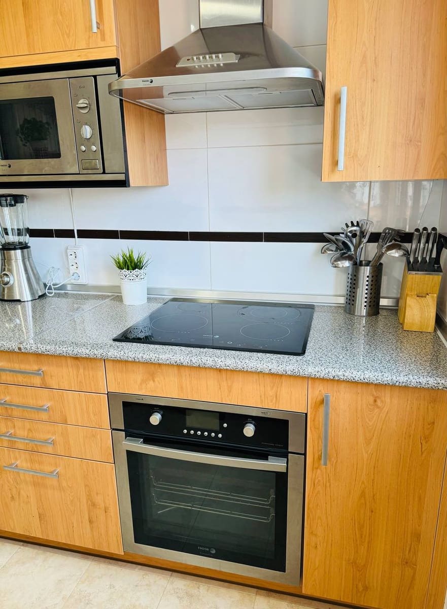 3 soveværelse Penthouse til leje i Estepona med swimmingpool - € 2.500 (Ref: 9065032)