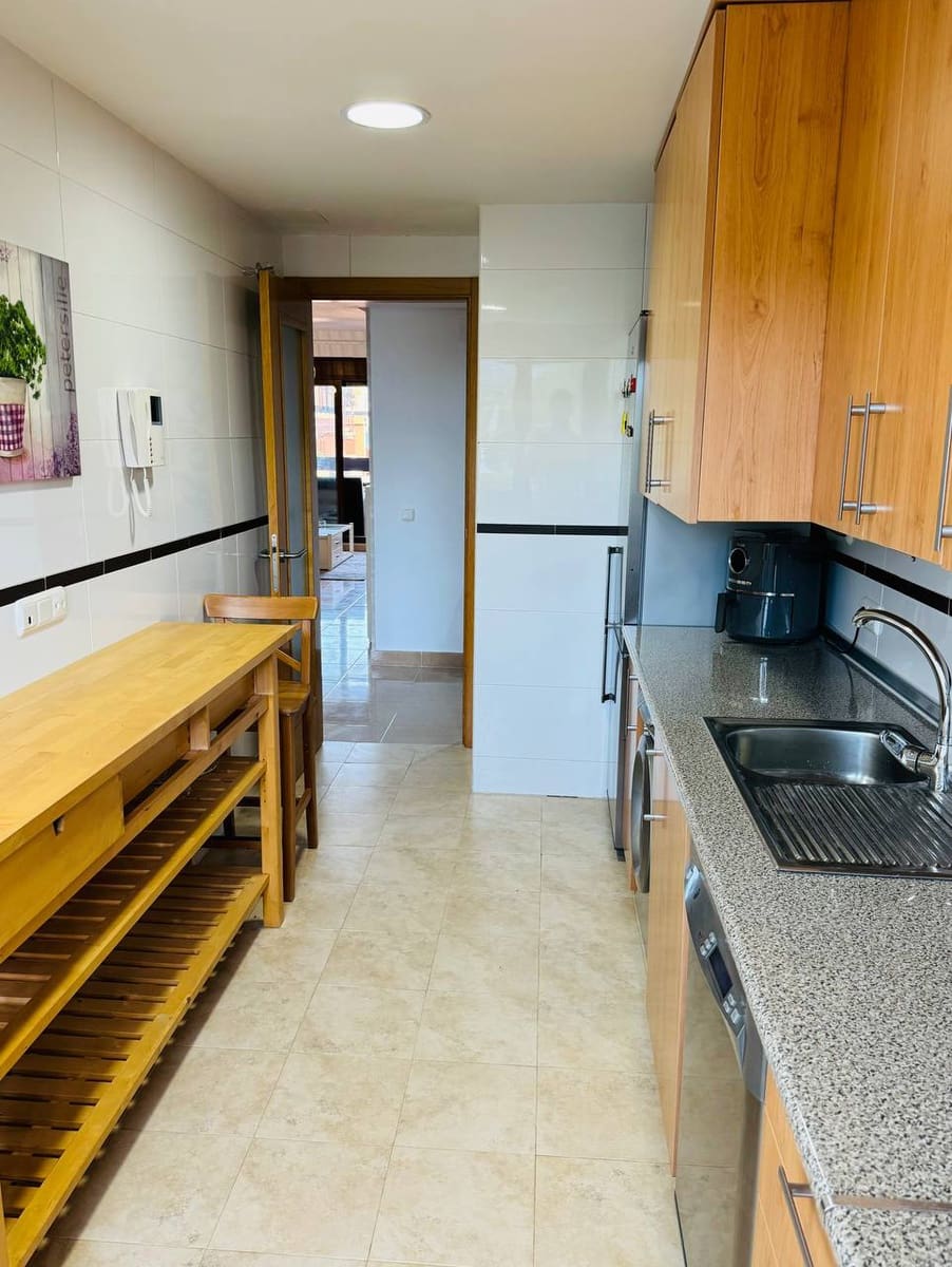 3 soveværelse Penthouse til leje i Estepona med swimmingpool - € 2.500 (Ref: 9065032)