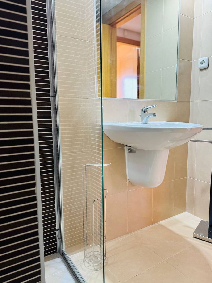 3 soveværelse Penthouse til leje i Estepona med swimmingpool - € 2.500 (Ref: 9065032)