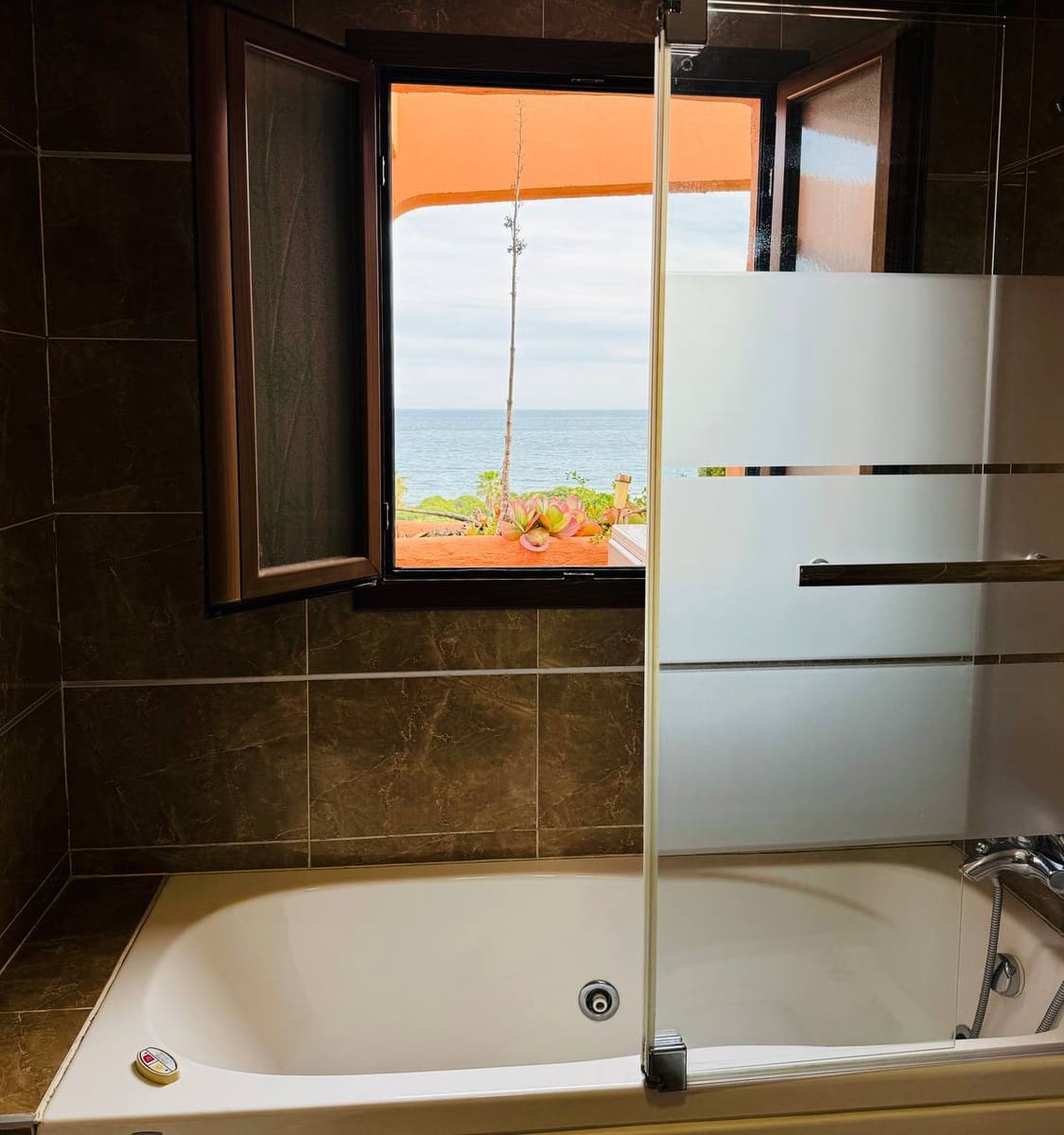 3 soveværelse Penthouse til leje i Estepona med swimmingpool - € 2.500 (Ref: 9065032)