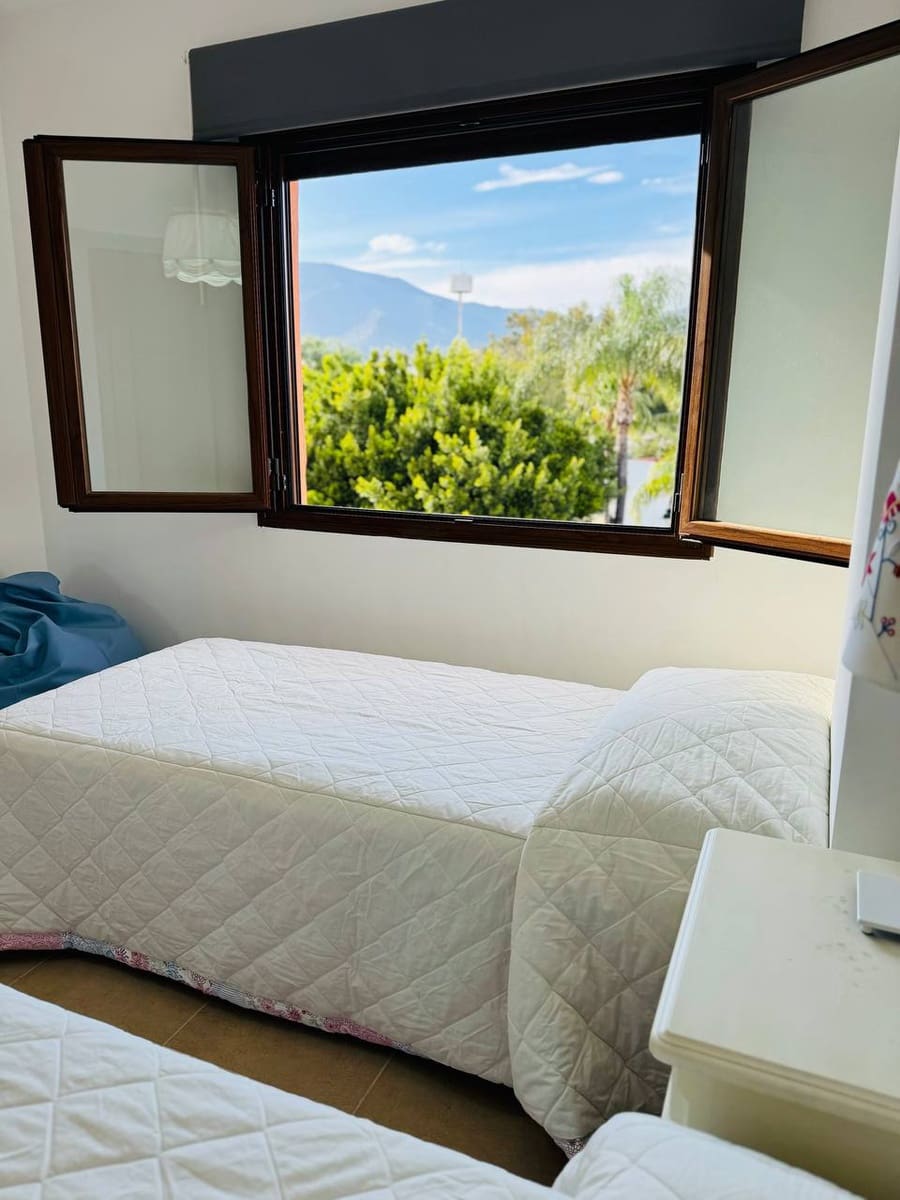 3 soveværelse Penthouse til leje i Estepona med swimmingpool - € 2.500 (Ref: 9065032)