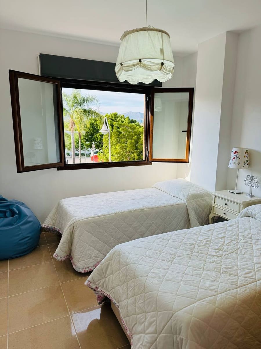 3 soveværelse Penthouse til leje i Estepona med swimmingpool - € 2.500 (Ref: 9065032)