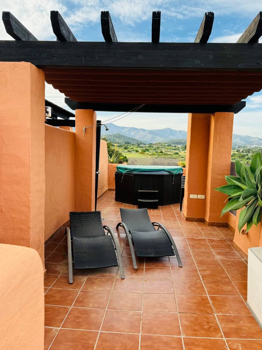 3 soveværelse Penthouse til leje i Estepona med swimmingpool - € 2.500 (Ref: 9065032)