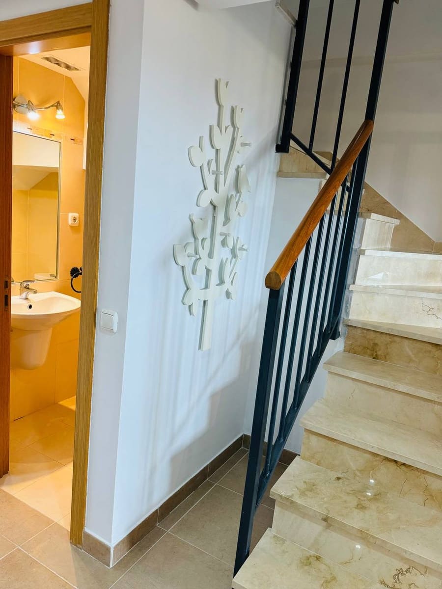 3 soveværelse Penthouse til leje i Estepona med swimmingpool - € 2.500 (Ref: 9065032)