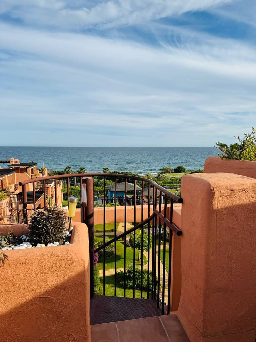 3 soveværelse Penthouse til leje i Estepona med swimmingpool - € 2.500 (Ref: 9065032)