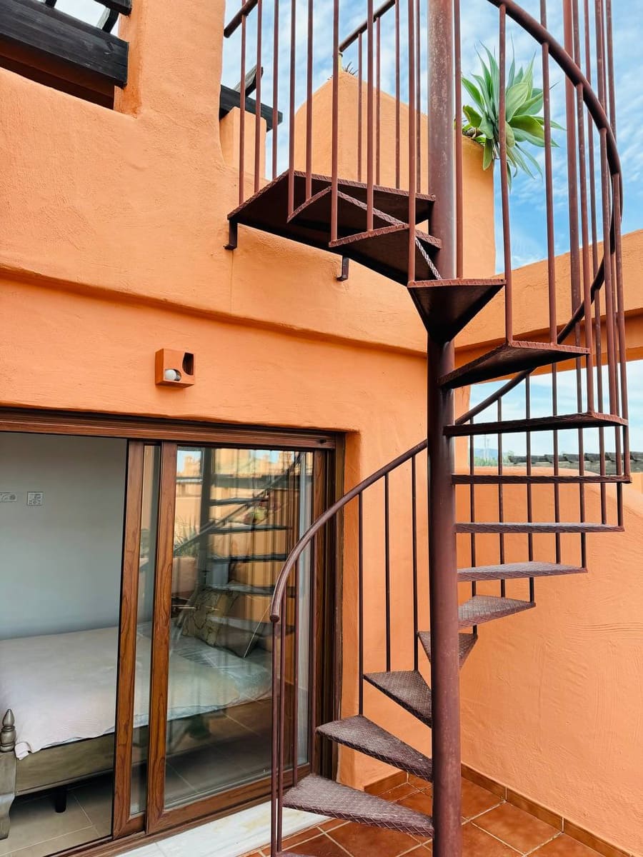 3 soveværelse Penthouse til leje i Estepona med swimmingpool - € 2.500 (Ref: 9065032)