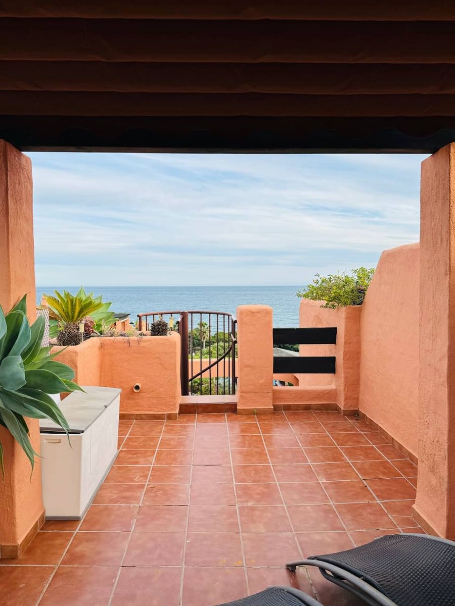 3 soveværelse Penthouse til leje i Estepona med swimmingpool - € 2.500 (Ref: 9065032)