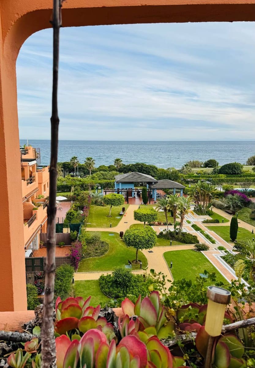 3 soveværelse Penthouse til leje i Estepona med swimmingpool - € 2.500 (Ref: 9065032)
