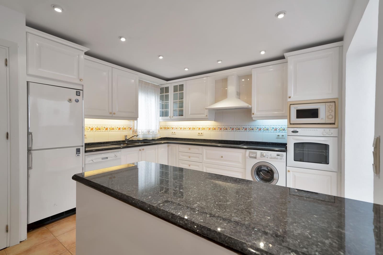 3 bedroom Apartment for sale in Marbella - € 639,000 (Ref: 9078124)