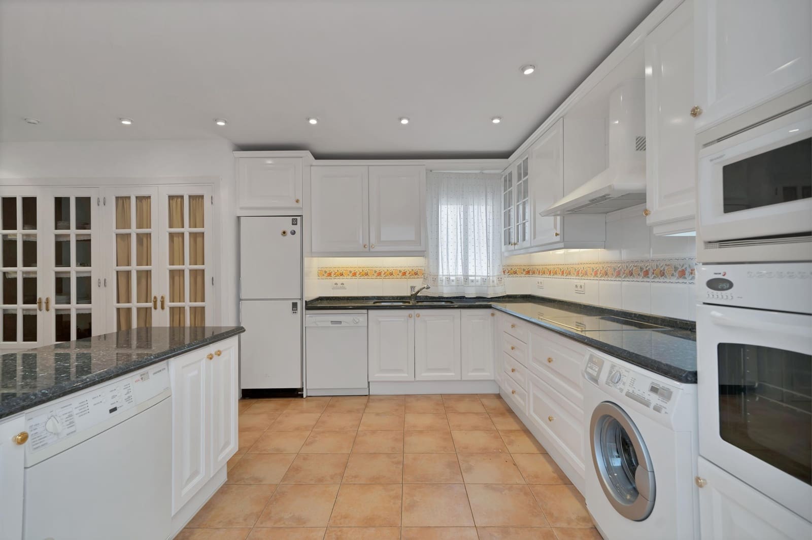 3 bedroom Apartment for sale in Marbella - € 639,000 (Ref: 9078124)