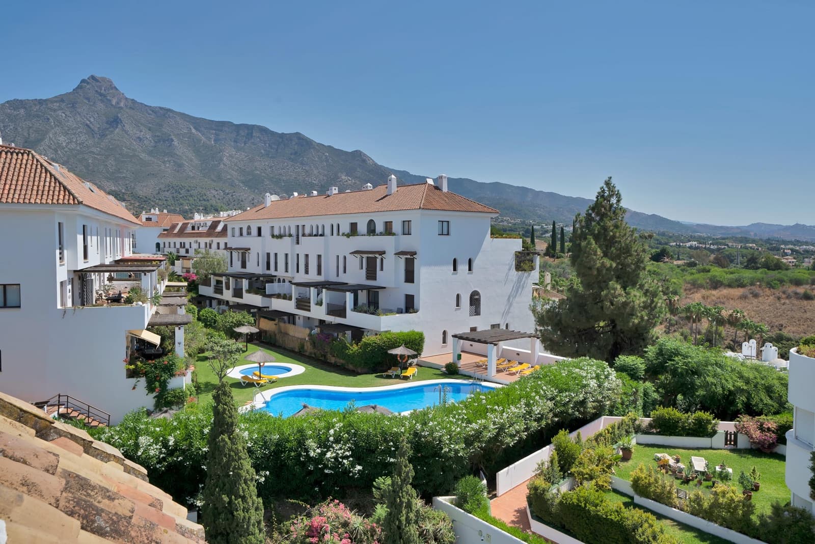 2 sypialnia Penthouse na sprzedaż w Marbella z basenem - 650 000 € (Ref: 9116295)