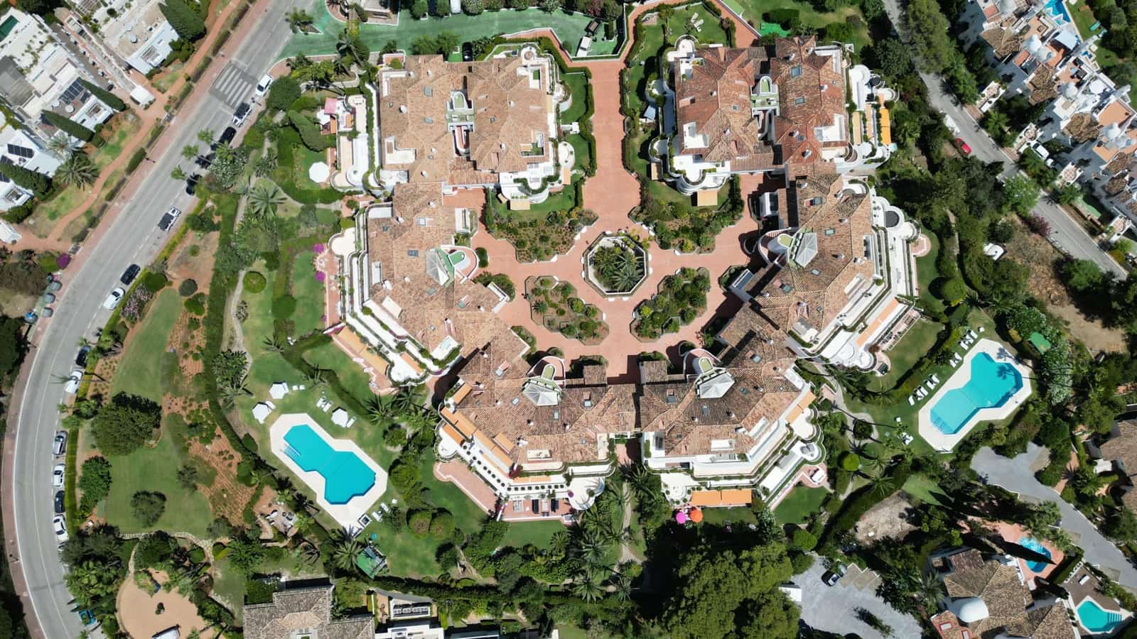 2 sypialnia Penthouse na sprzedaż w Marbella z basenem - 650 000 € (Ref: 9116295)