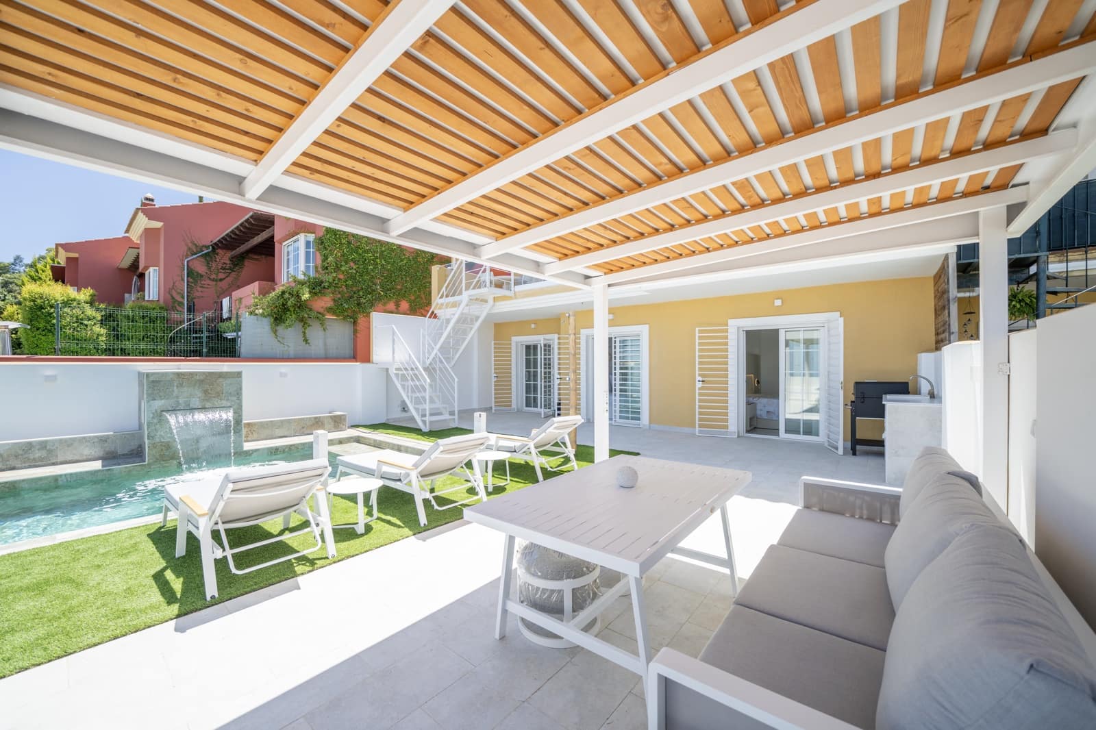 4 soverom Kjedet enebolig til salgs i Ojen med svømmebasseng - € 850 000 (Ref: 9134637)