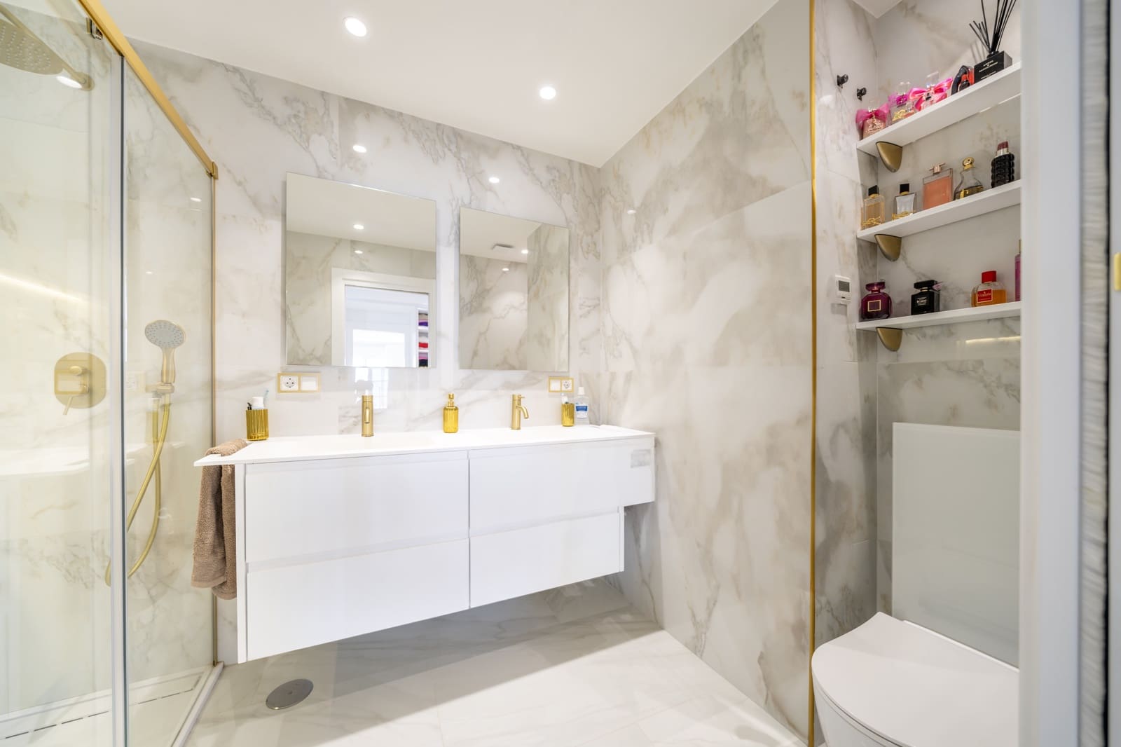 4 soverom Kjedet enebolig til salgs i Ojen med svømmebasseng - € 850 000 (Ref: 9134637)