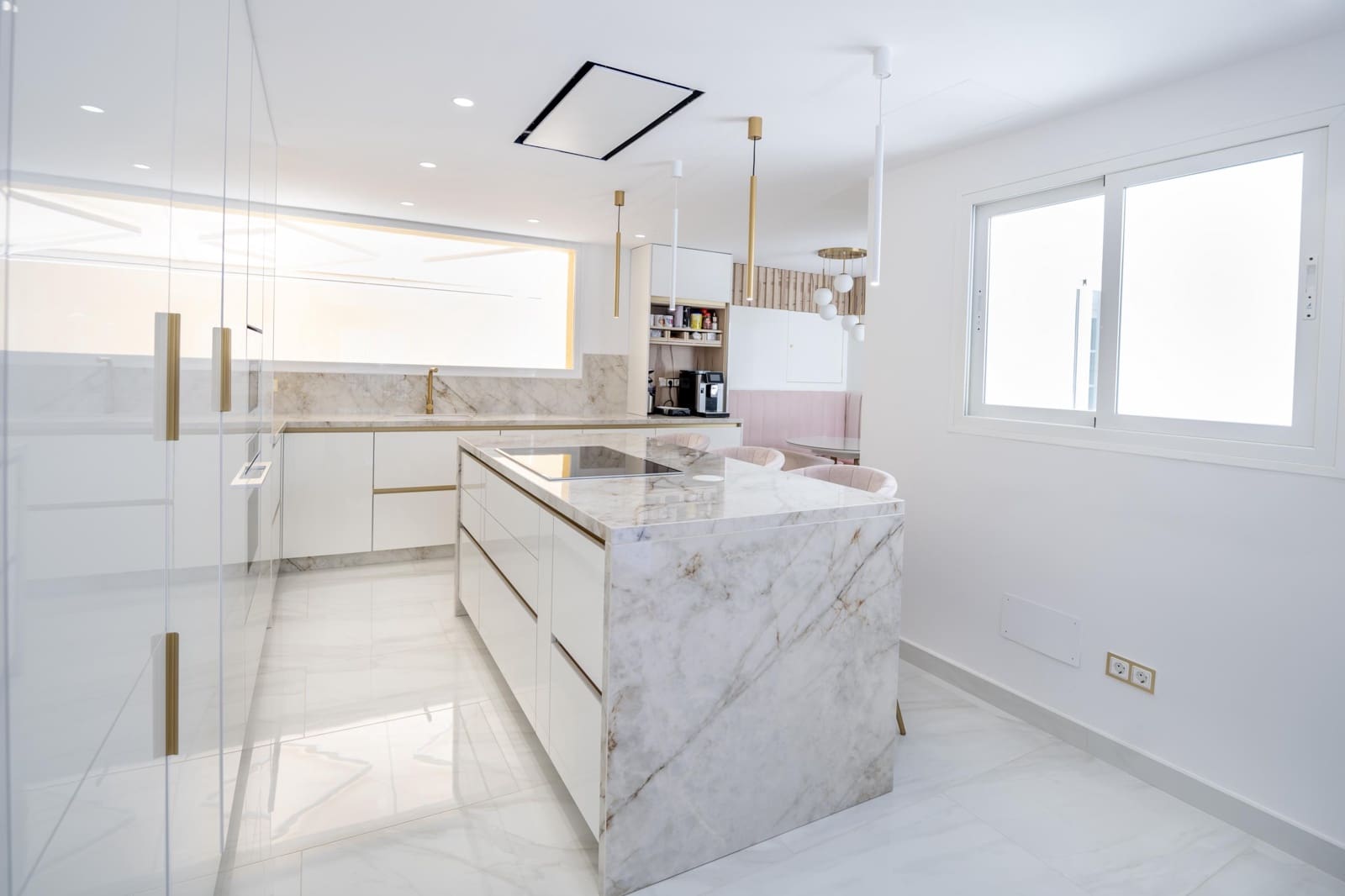 4 soveværelse Semi-Rækkehus til salg i La Mairena med swimmingpool - € 850.000 (Ref: 9134637)