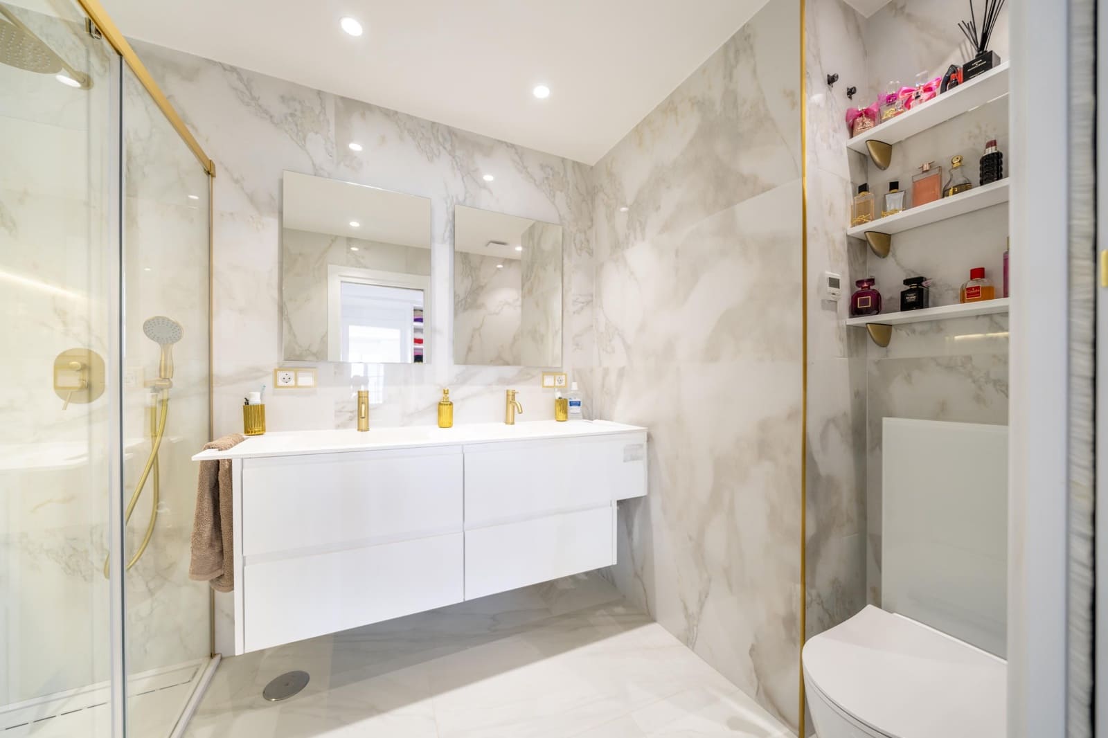 4 soveværelse Semi-Rækkehus til salg i La Mairena med swimmingpool - € 850.000 (Ref: 9134637)