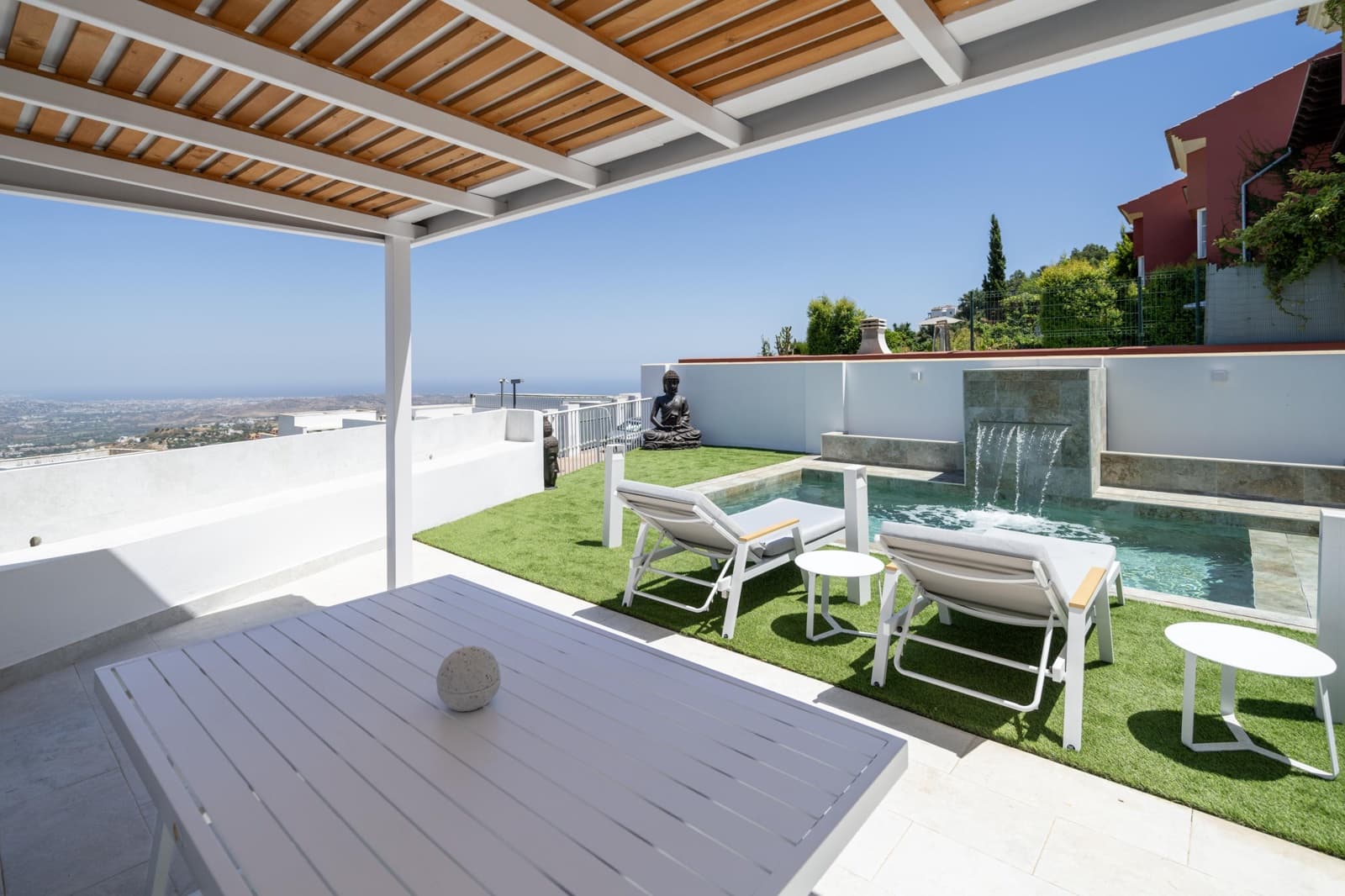 4 soveværelse Semi-Rækkehus til salg i La Mairena med swimmingpool - € 850.000 (Ref: 9134637)