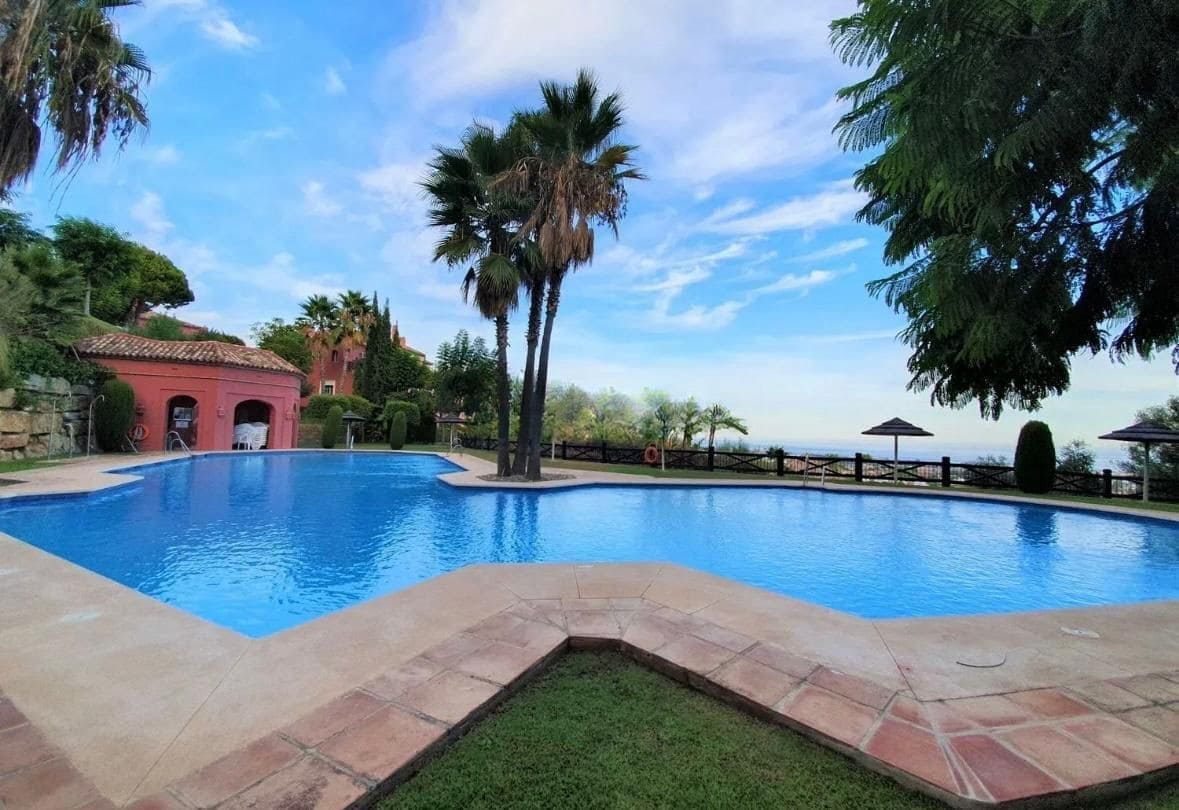 2 bedroom Apartment for sale in La Quinta with pool - € 559,000 (Ref: 9141762)
