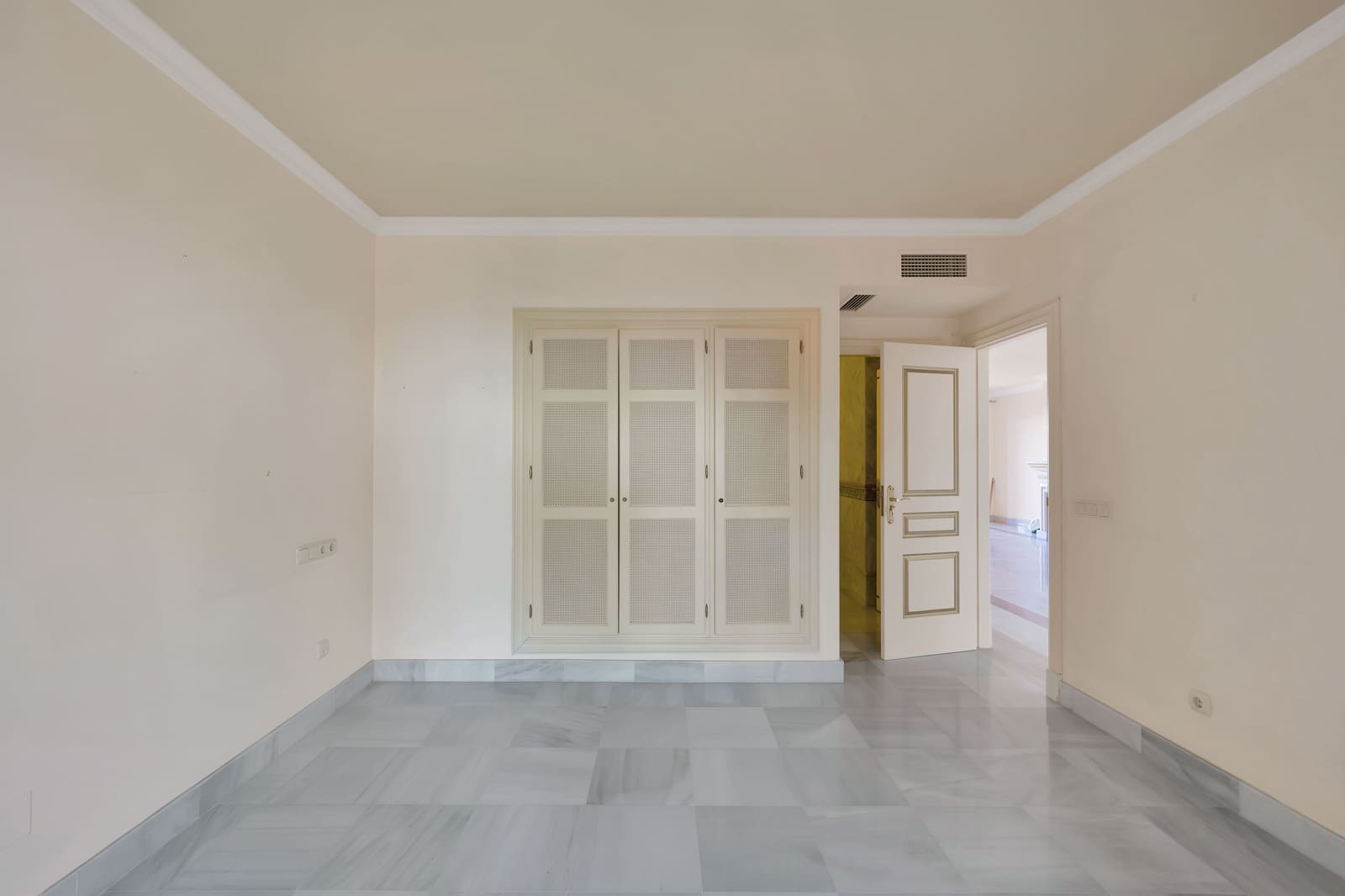 2 bedroom Apartment for sale in La Quinta with pool - € 559,000 (Ref: 9141762)