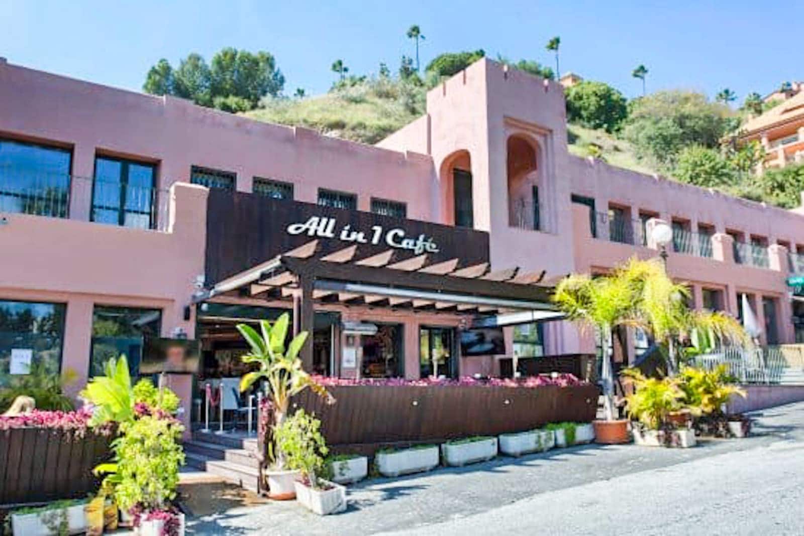 2 bedroom Apartment for sale in La Quinta with pool - € 559,000 (Ref: 9141762)