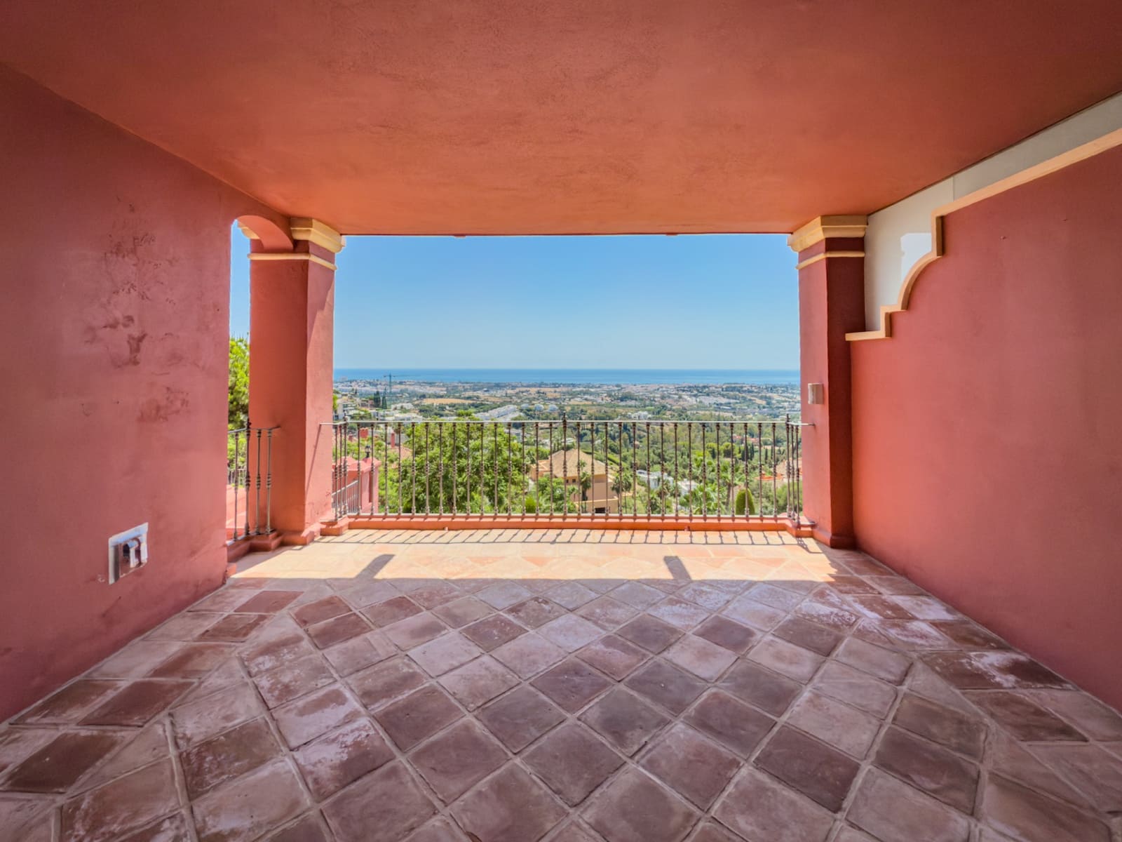 2 bedroom Apartment for sale in La Quinta with pool - € 559,000 (Ref: 9141762)