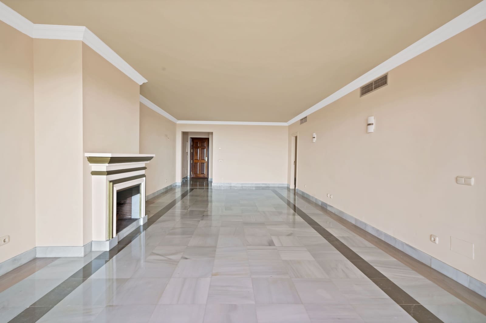 2 bedroom Apartment for sale in La Quinta with pool - € 559,000 (Ref: 9141762)