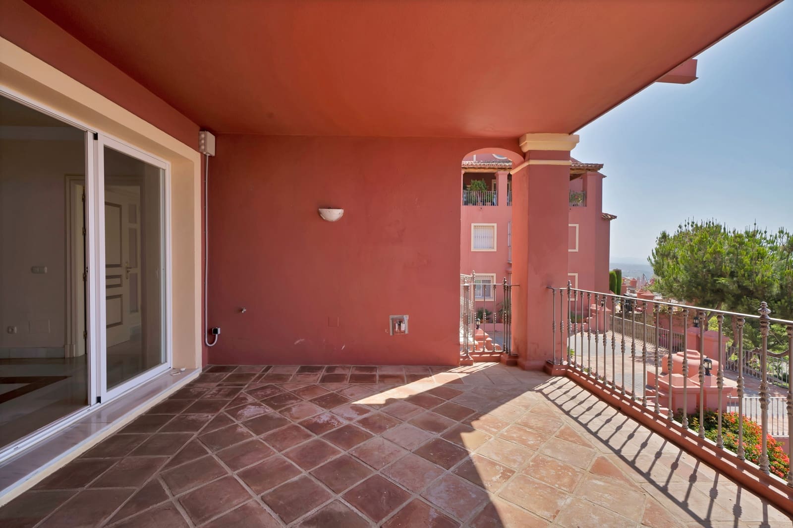 2 bedroom Apartment for sale in La Quinta with pool - € 559,000 (Ref: 9141762)