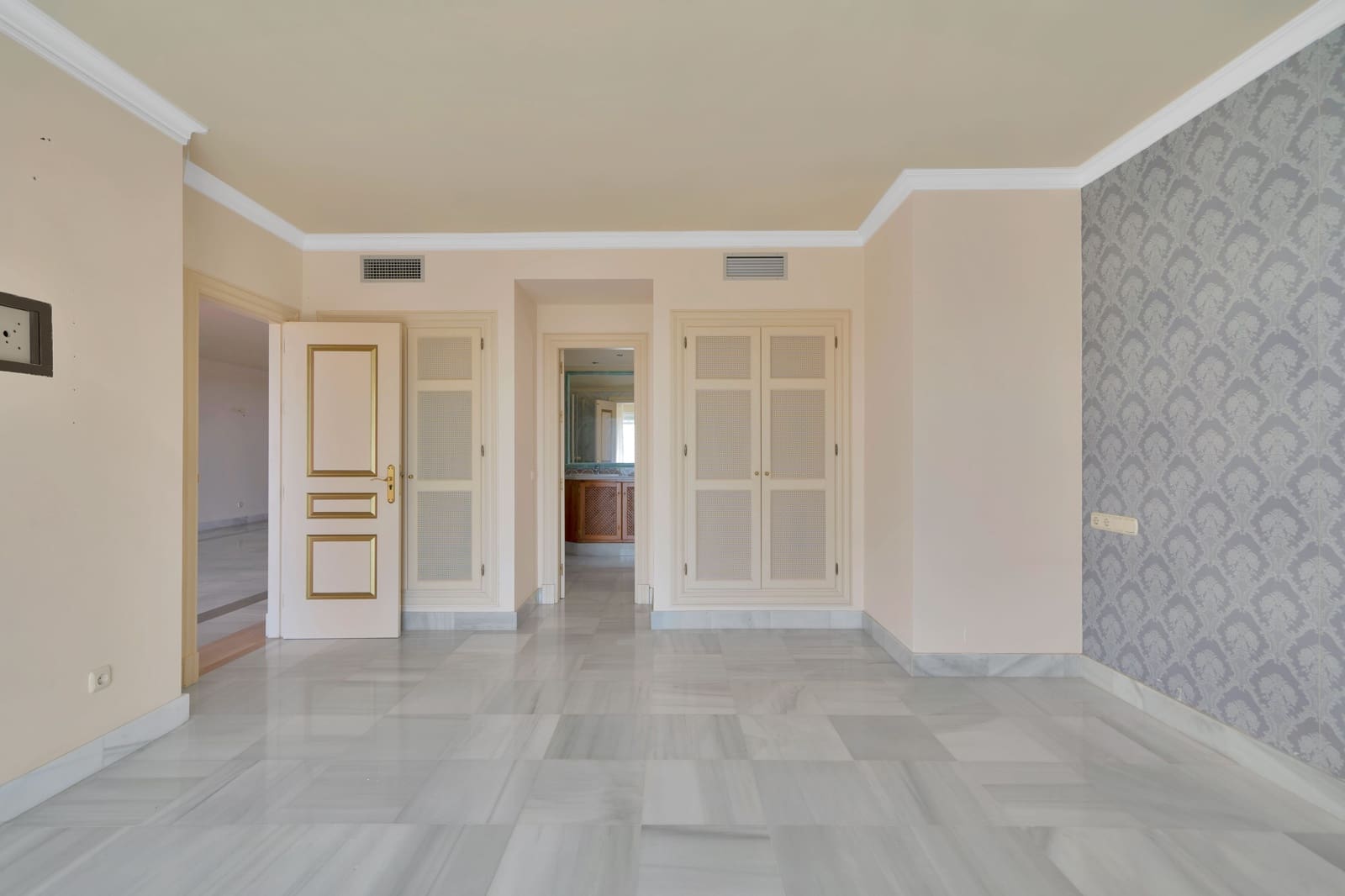 2 bedroom Apartment for sale in La Quinta with pool - € 559,000 (Ref: 9141762)