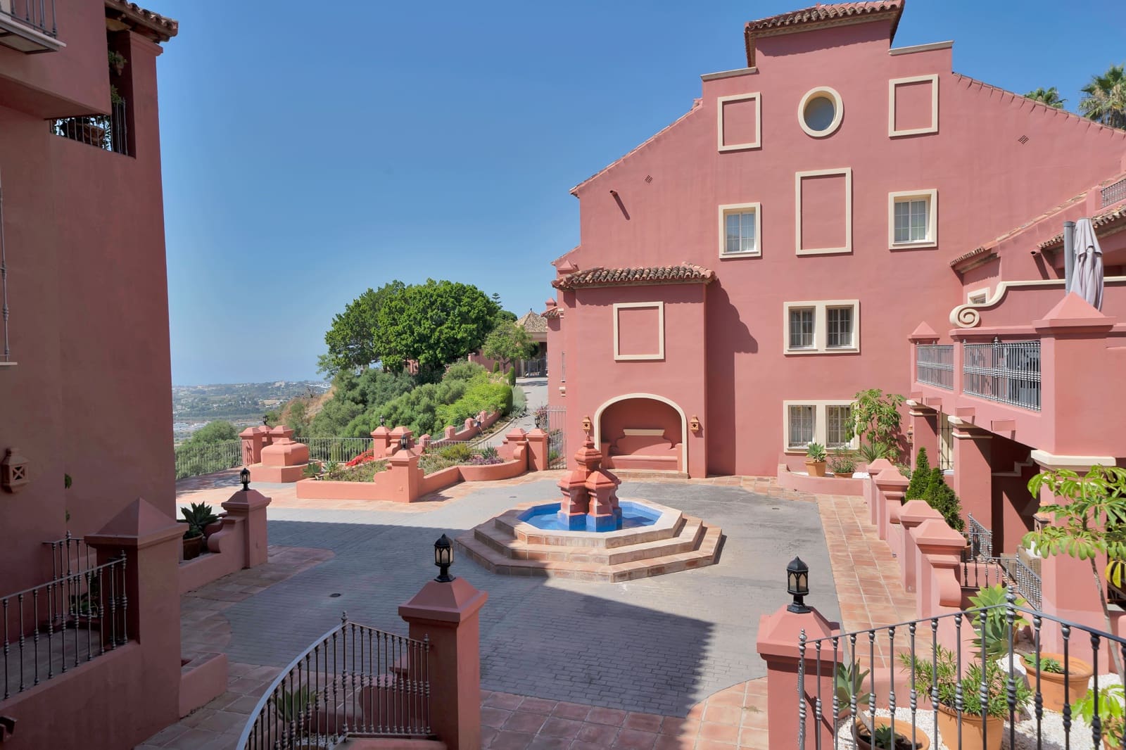 2 bedroom Apartment for sale in La Quinta with pool - € 559,000 (Ref: 9141762)