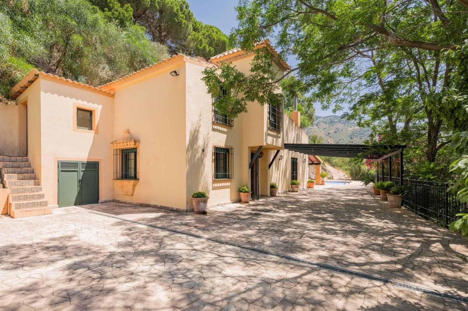 9 soveværelse Villa til salg i Ojen med swimmingpool - € 3.800.000 (Ref: 9161200)